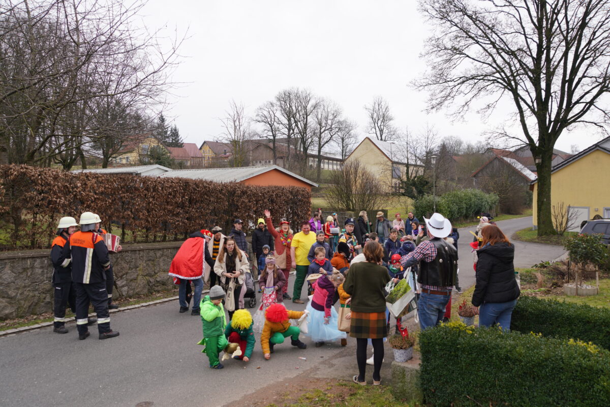 Im Dorf unterwegs: Kinderfoßnachtumzug in Albersrieth