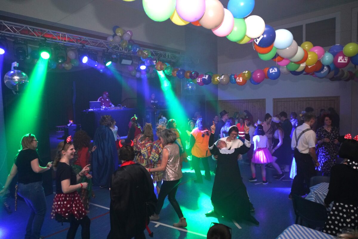 Faschingsparty des FSV/OWV lockt viele Faschingsdiscofans