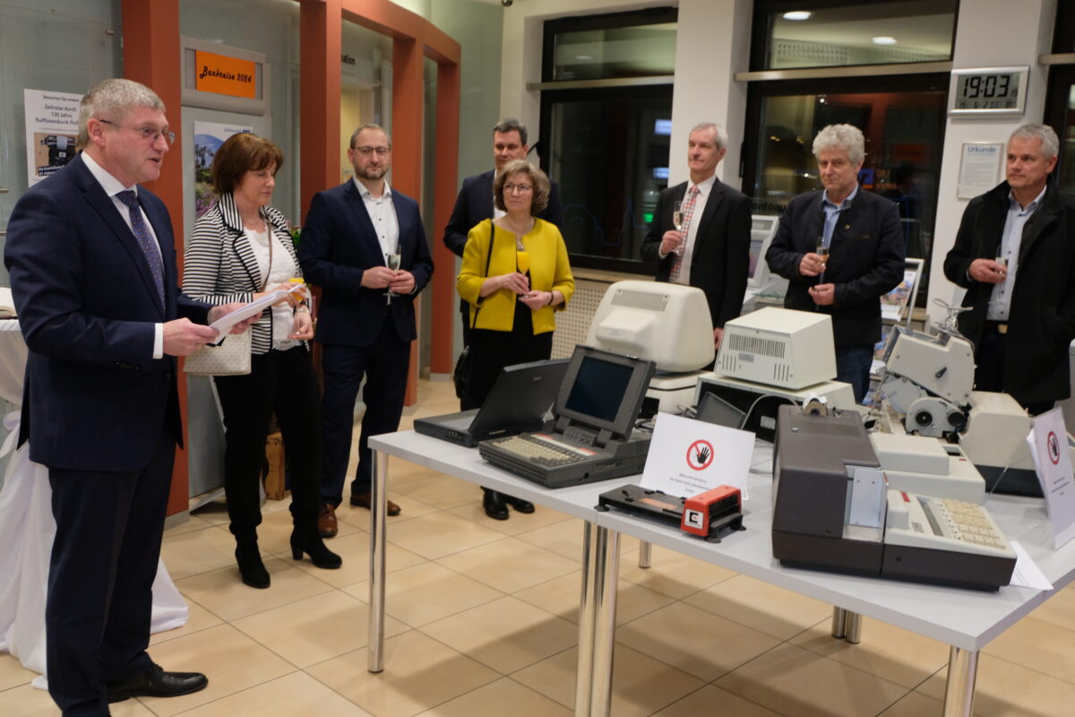 130 Jahre Raiffeisenbank Floß: Eine Zeitreise durch die technische Entwicklung