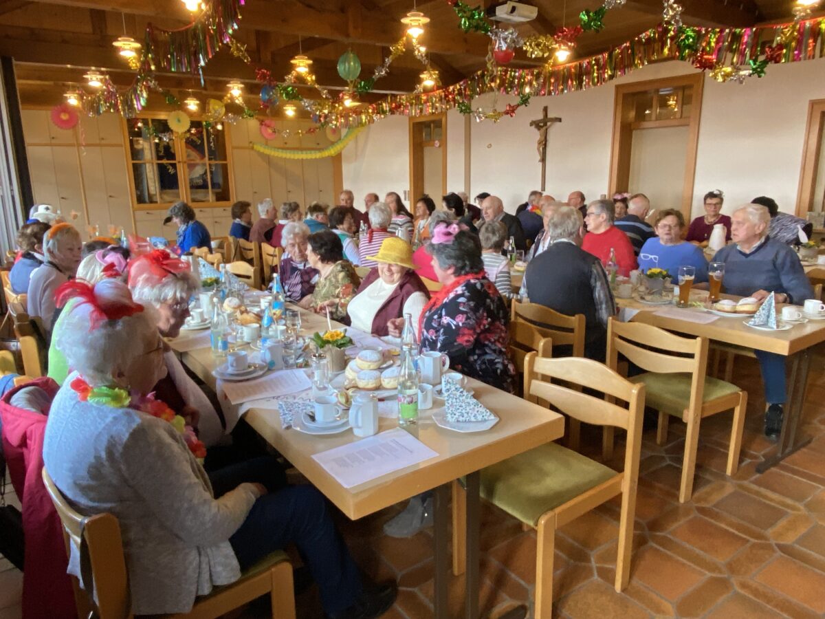 Viel Stimmung und gute Laune beim Seniorenfasching in Tännesberg