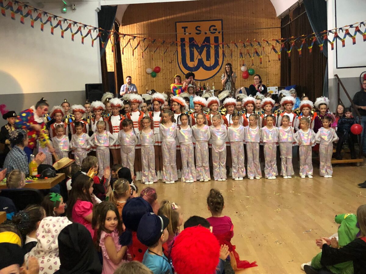 Zum TSG-Kinderfasching Turnhalle in ein Tollhaus verwandelt
