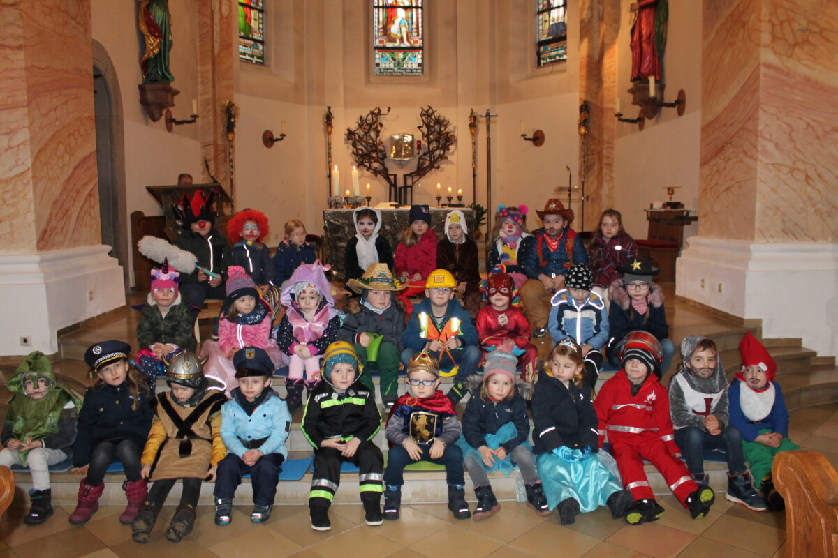 Kinder unterbrechen die Predigt des Pfarrers und bereichern den Faschingsgottesdienst