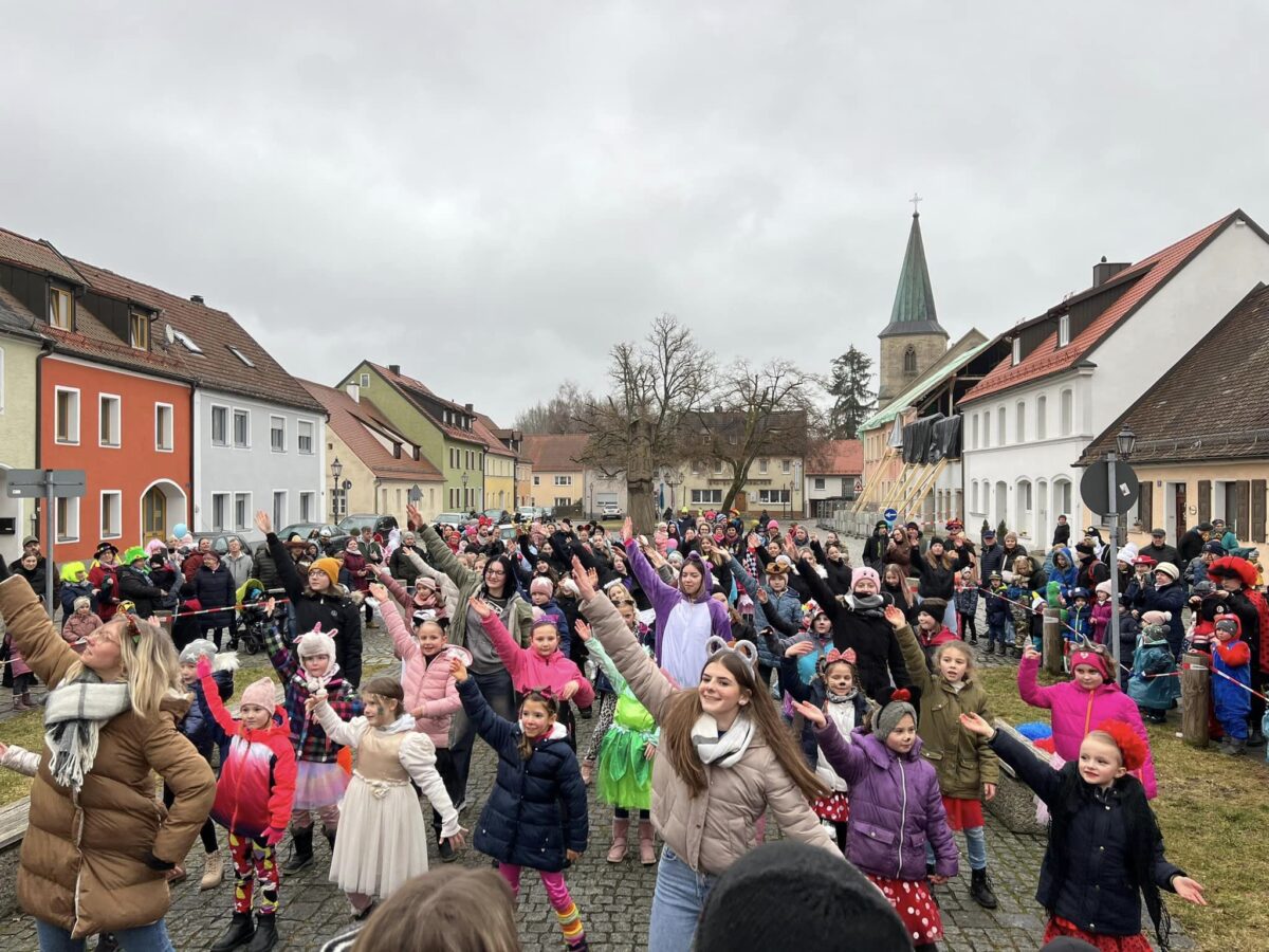 Buntes Treiben bei Kinderfaschingszug in Grafenwöhr
