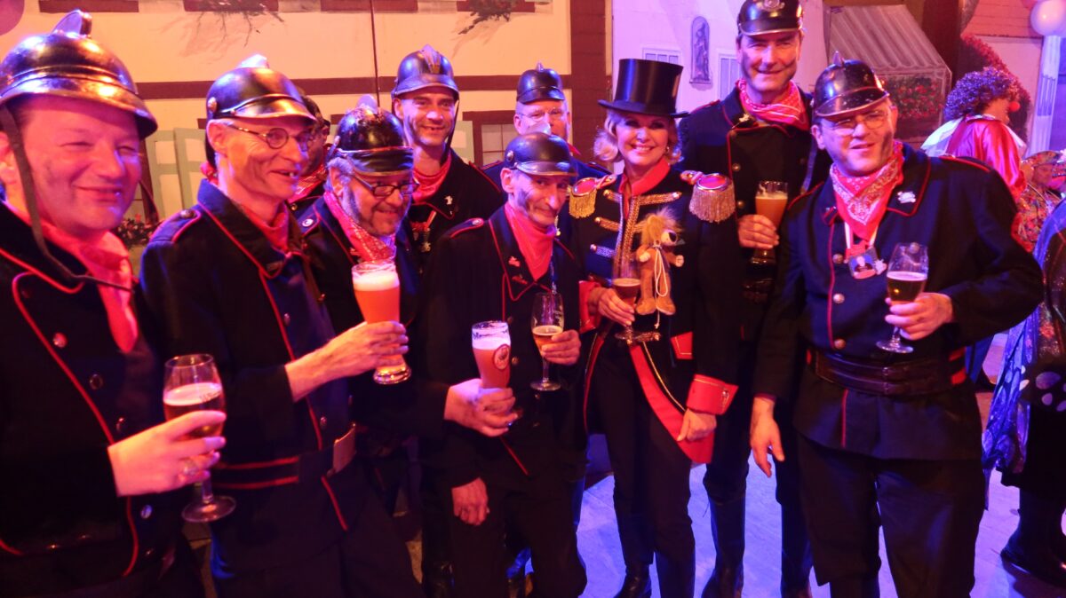 Eine Landtagspräsidentin, ein stellvertretender Ministerpräsident und ein Kommandant bei der Fastnacht in Franken