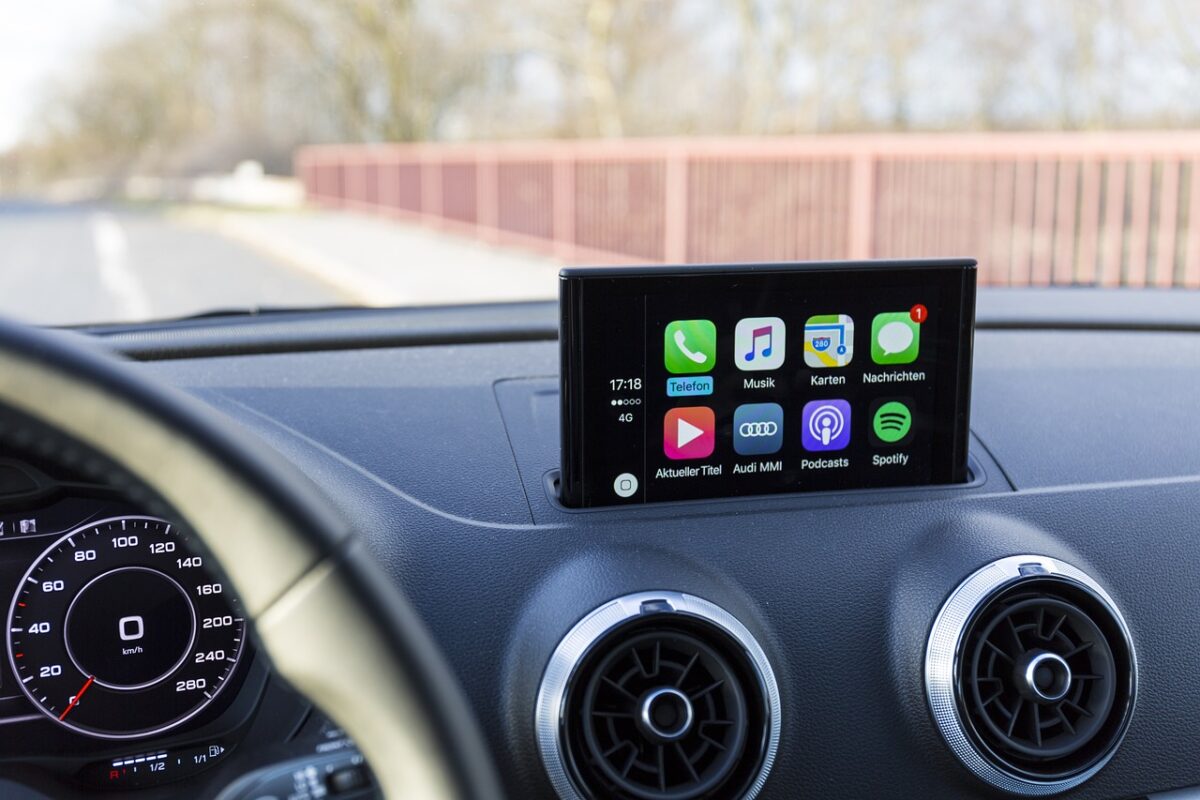 Dashcam, Touchscreen-Bedienung und mehr: Was im Auto erlaubt ist und was nicht