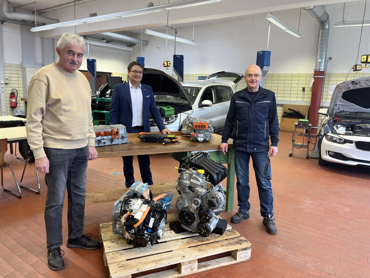 Moderne Motoren- und Getriebeteile für Lehrzwecke im Bildungszentrum Weiden