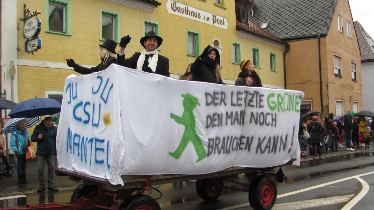 Ausgelassene Stimmung bei Manteler Gaudiwurm trotz Regen
