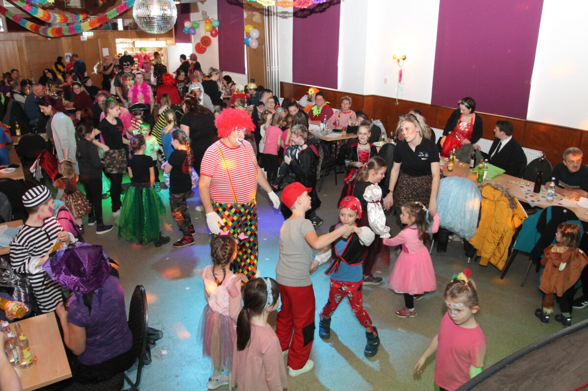 „Den Kindern gefällts“ – Riesenspaß im Kultursaal Waidhaus