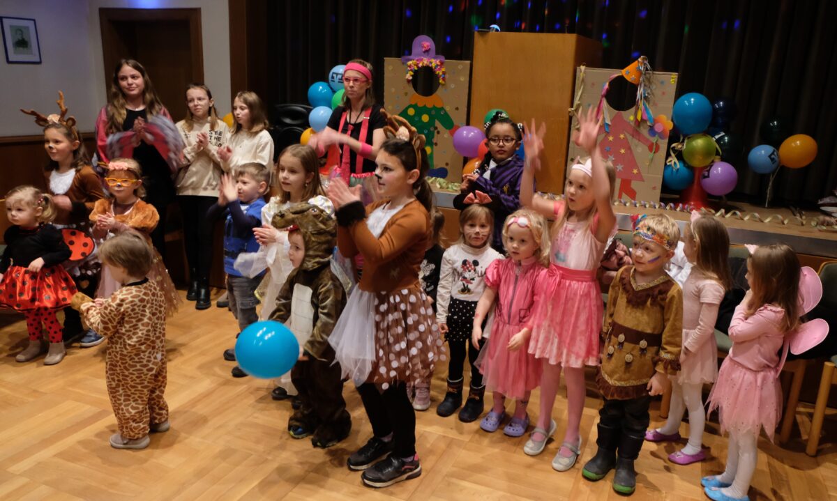Fröhliche Flosser Kinder feiern Fasching