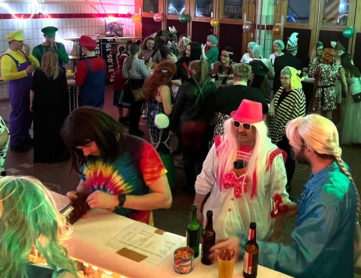 Im Gerätehaus tobt der Weiberfasching