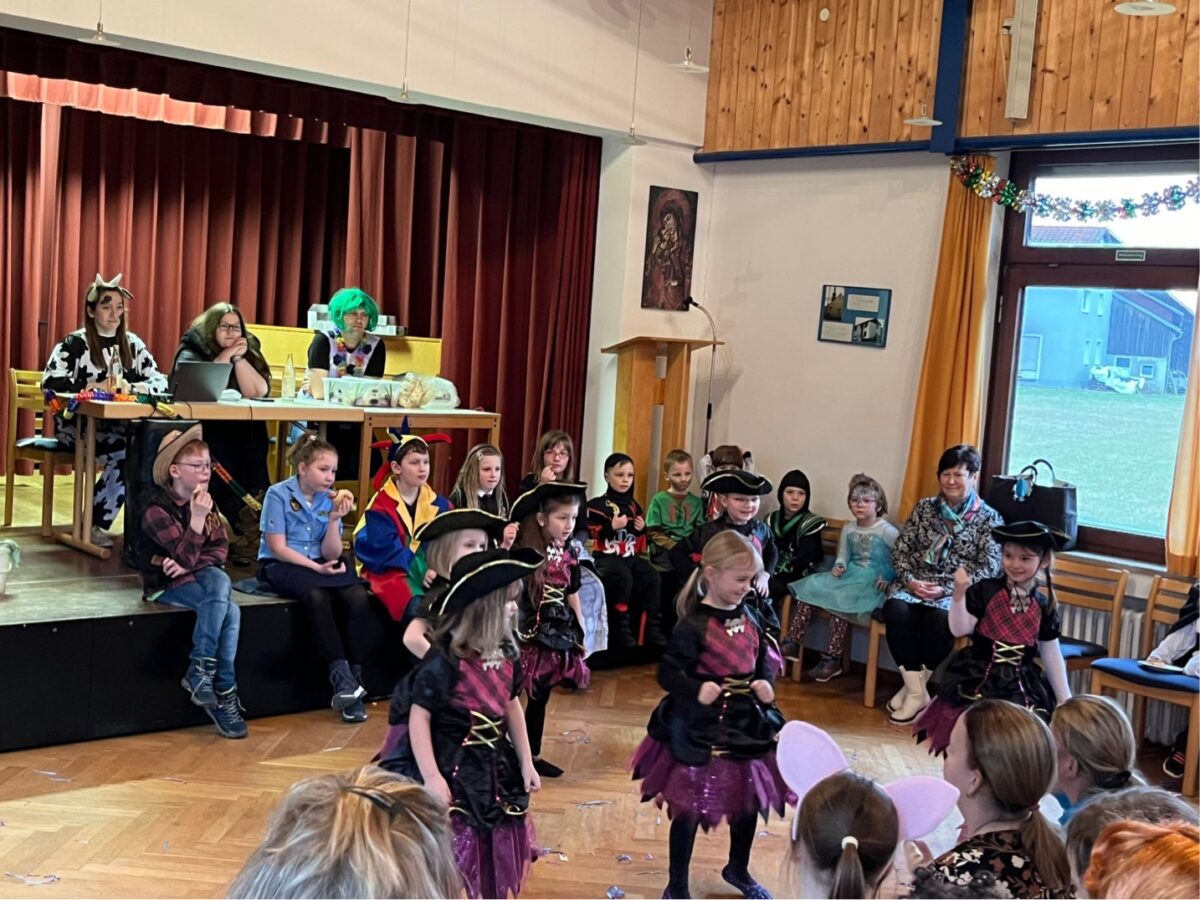 Ausgelassene Kinderfaschingsfeier im Pfarrheim Neuhaus