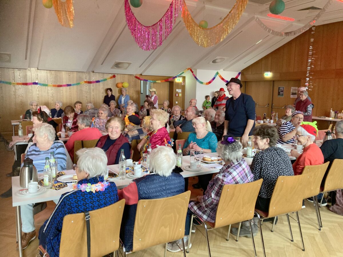 Senioren feiern ausgelassen Fasching
