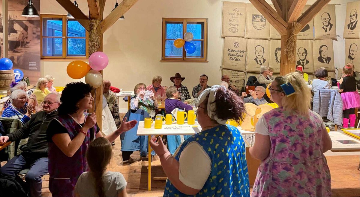 Faschingsgaudi beim Generationenstammtisch in Eslarn zieht 45 Besucher an