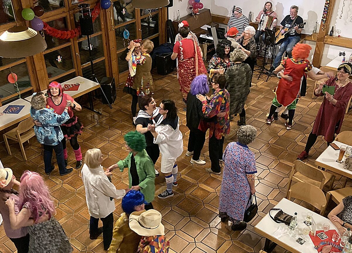 „Hammerwegerer Weiberfasching“: Fantasievolle Kostüme und humorvolle Sketche