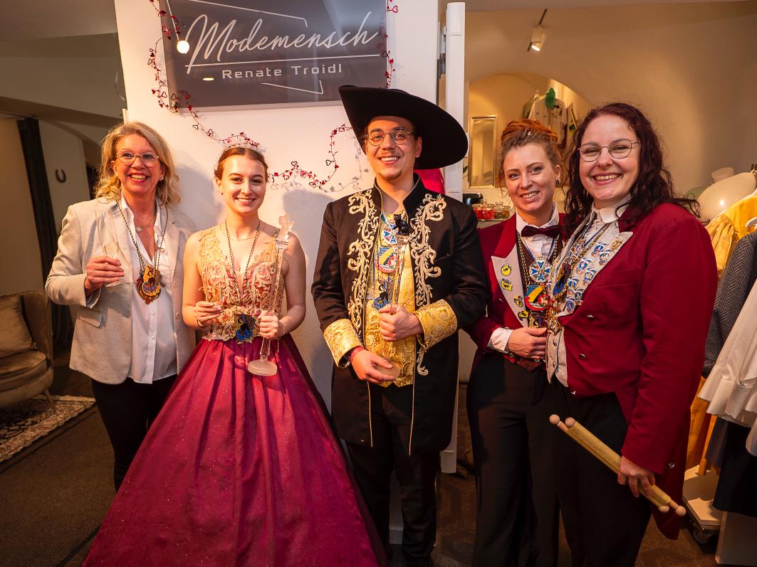 Faschingsprinzessin feiert Geburtstag mit Prinzenpaar aus Neustadt