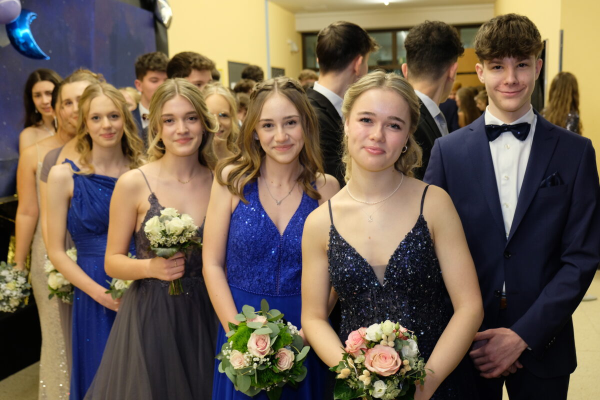 Im Zeichen des Planeten Erde ein Tanzkurs-Abschlussball voller Glanz und Glamour