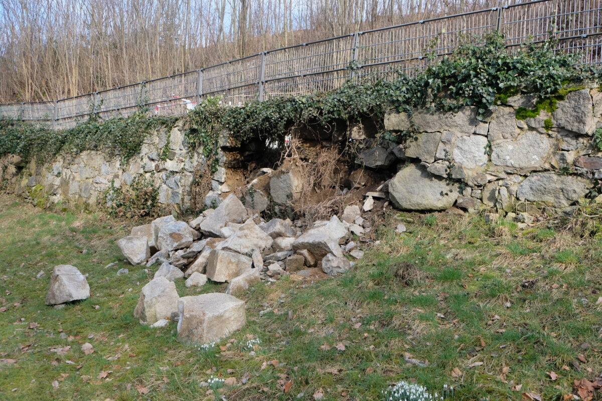 Teile der Einfriedungsmauer am Judenfriedhof in Floß eingestürzt
