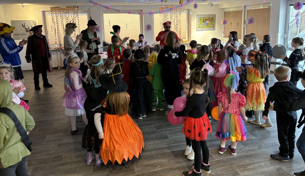 Kinder feiern ausgelassen den Rosenmontag