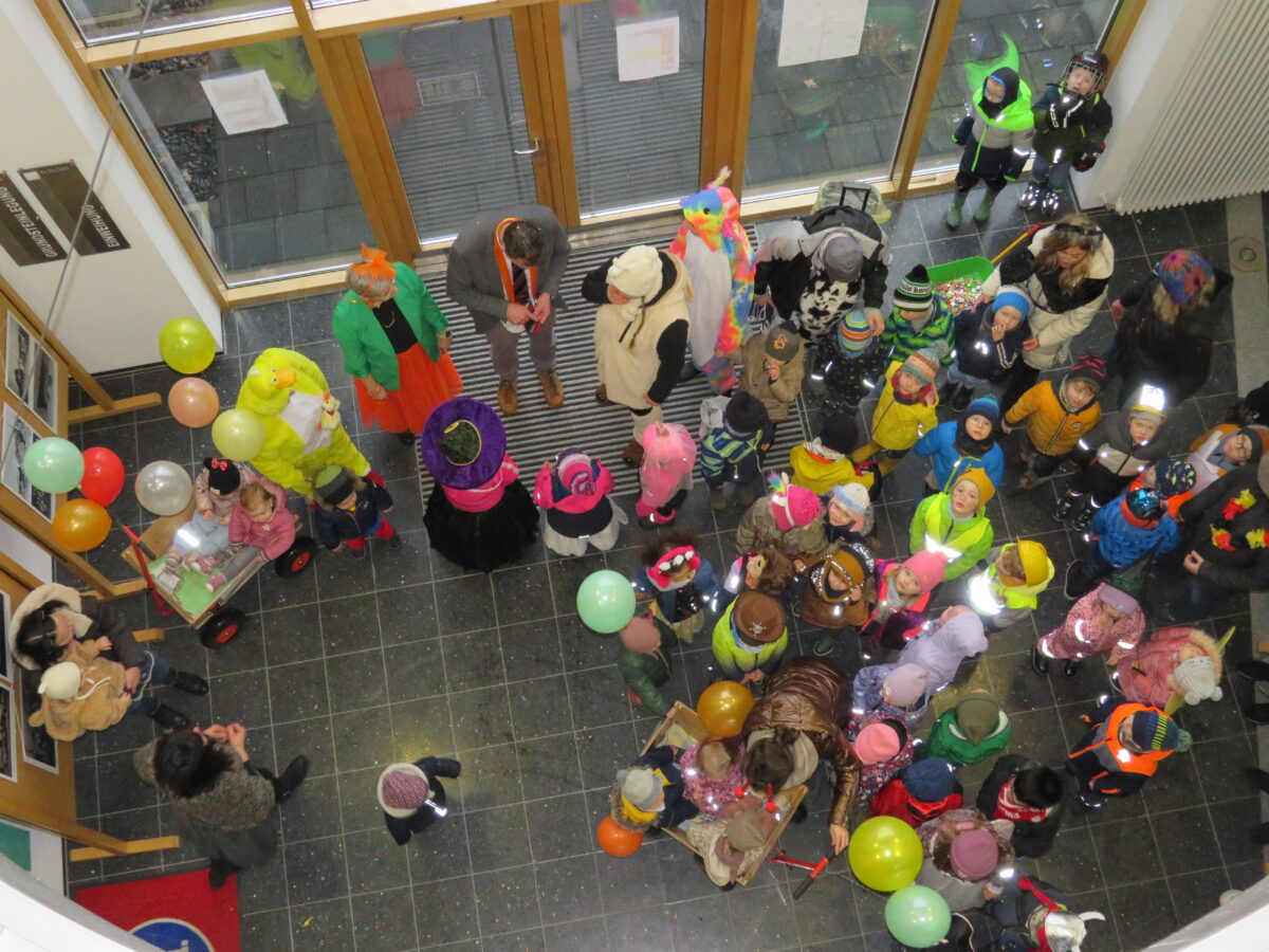 Unsinniger Donnerstag in Altenstadt/WN: Kindergartenkinder stürmen Rathaus