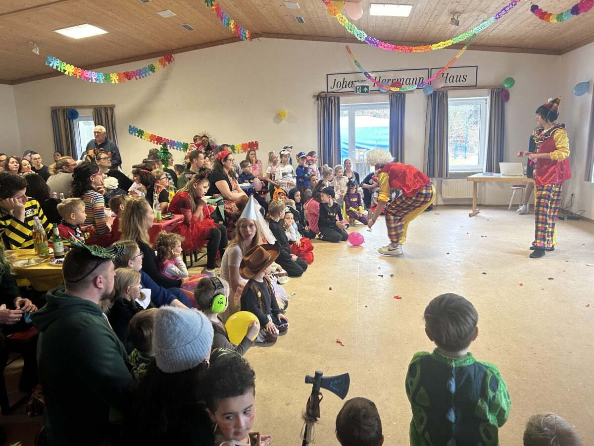 Kirwaleit stemmen den Kinderfasching im Sportheimsaal