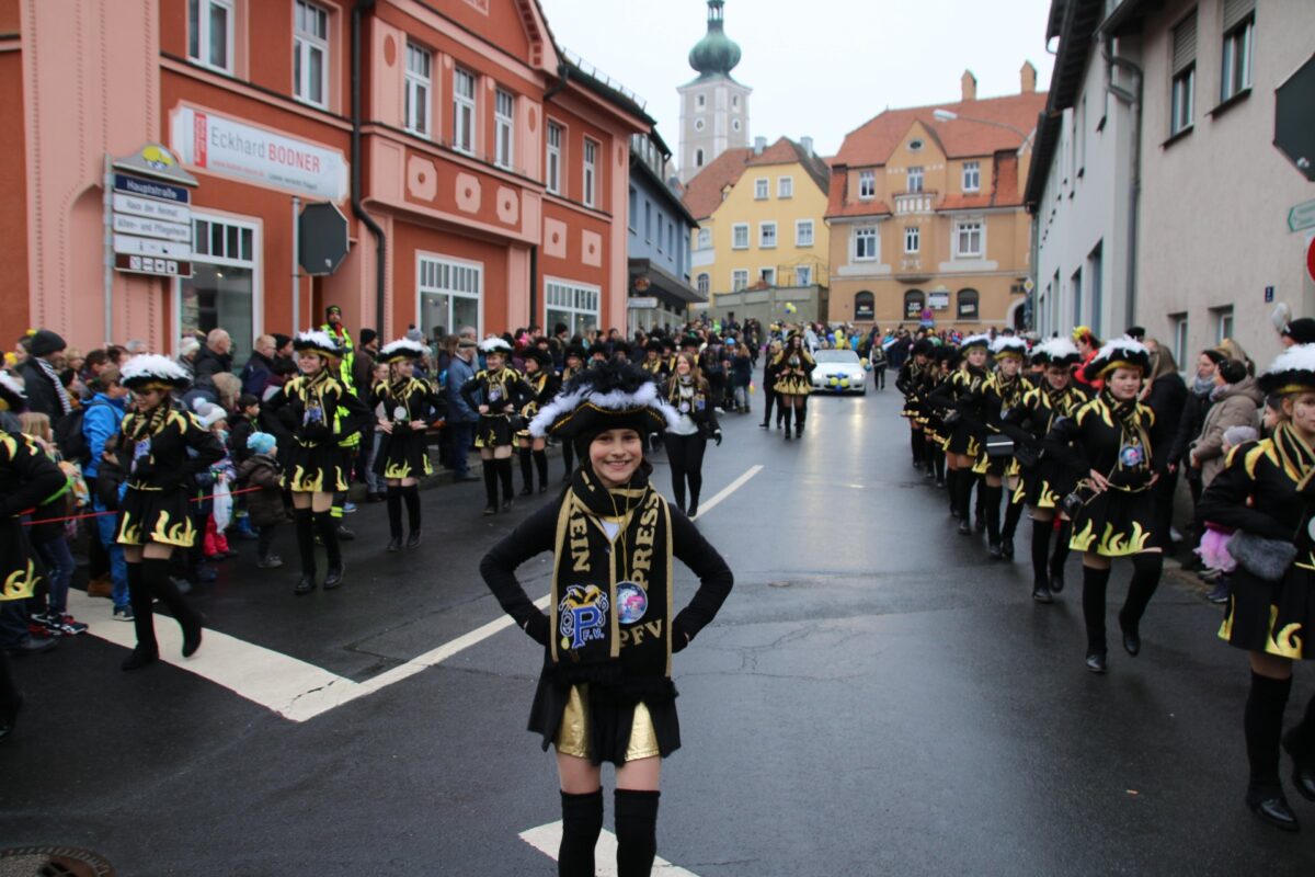 Gaudiwurm zieht durch Pressather Straßen