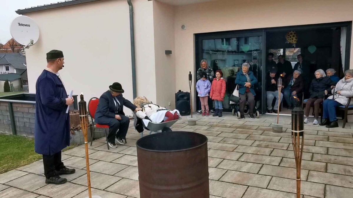 Faschingsendspurt in Eslarn: Trauer um Stroh-Faschingshoheiten