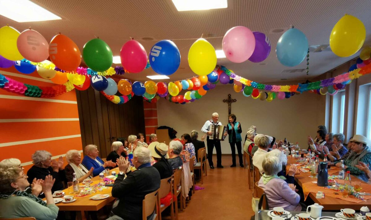 Humorvoller Seniorenfasching in Eslarn begeistert Gäste