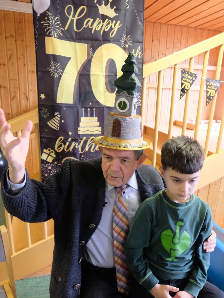 Kindergarten gratuliert Pfarrer Früchtl und Fred Lehner