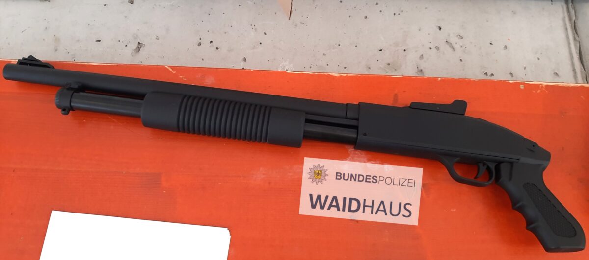 Festnahme und verbotene Waffen – Bundespolizei beschlagnahmt „Pump-Gun“