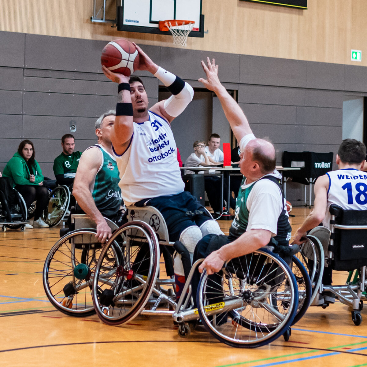 Weidener Rollstuhlbasketballer krönen den letzten Heimspieltag