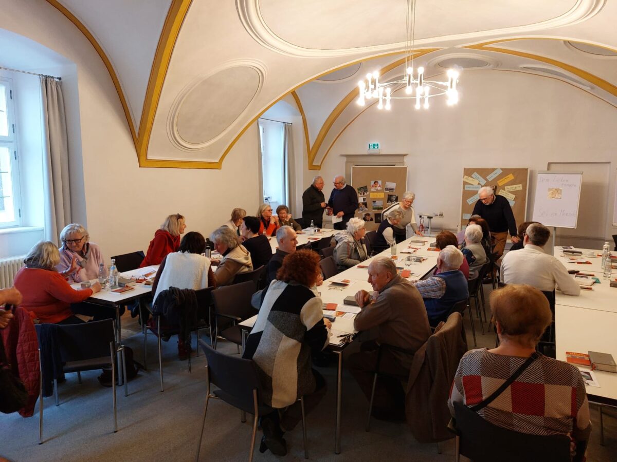 Zahlreiche Teilnehmer beim Orientierungstag im Kloster