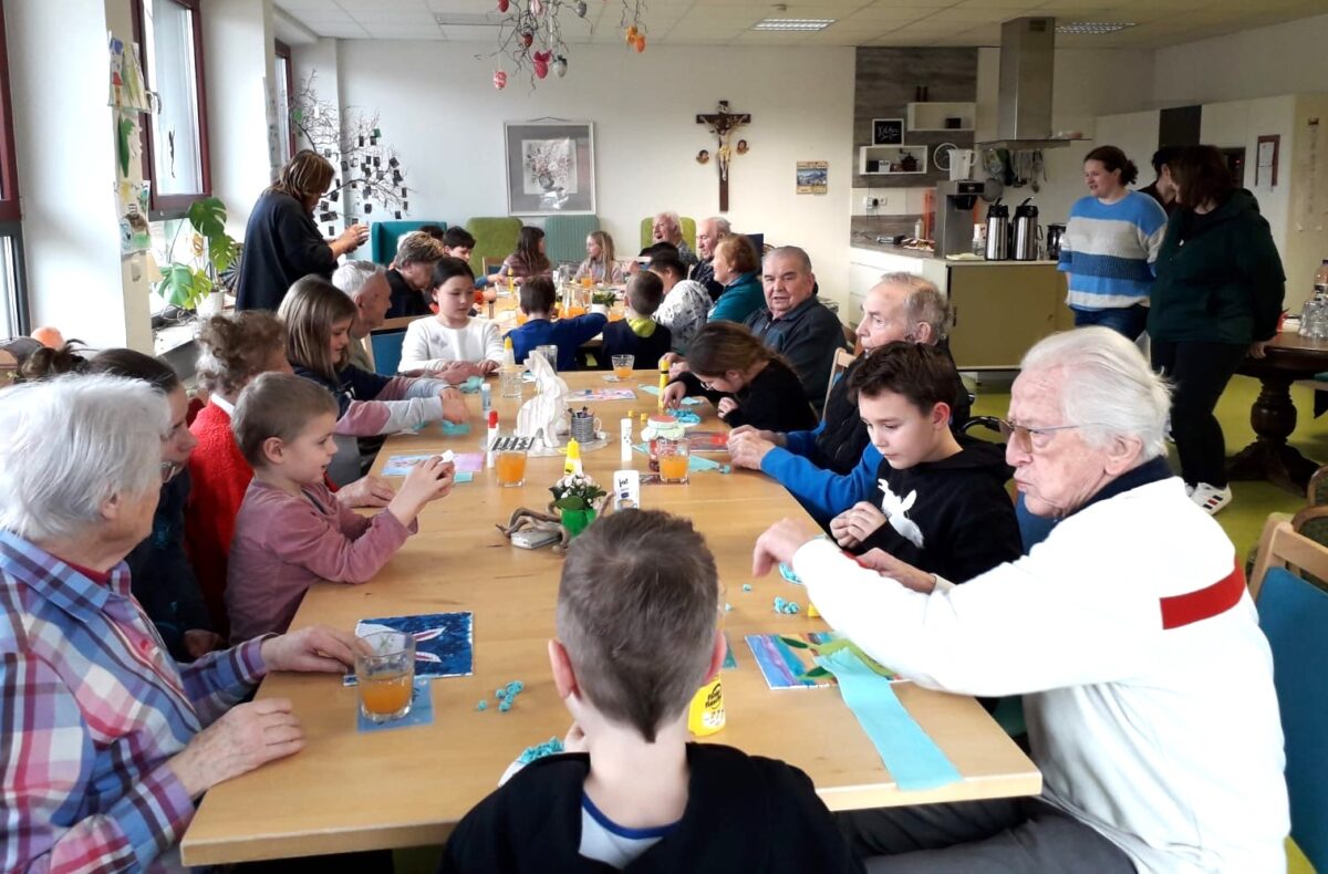 Jung trifft Alt – Tagespflegegäste der Arche erhalten Kinderbesuch