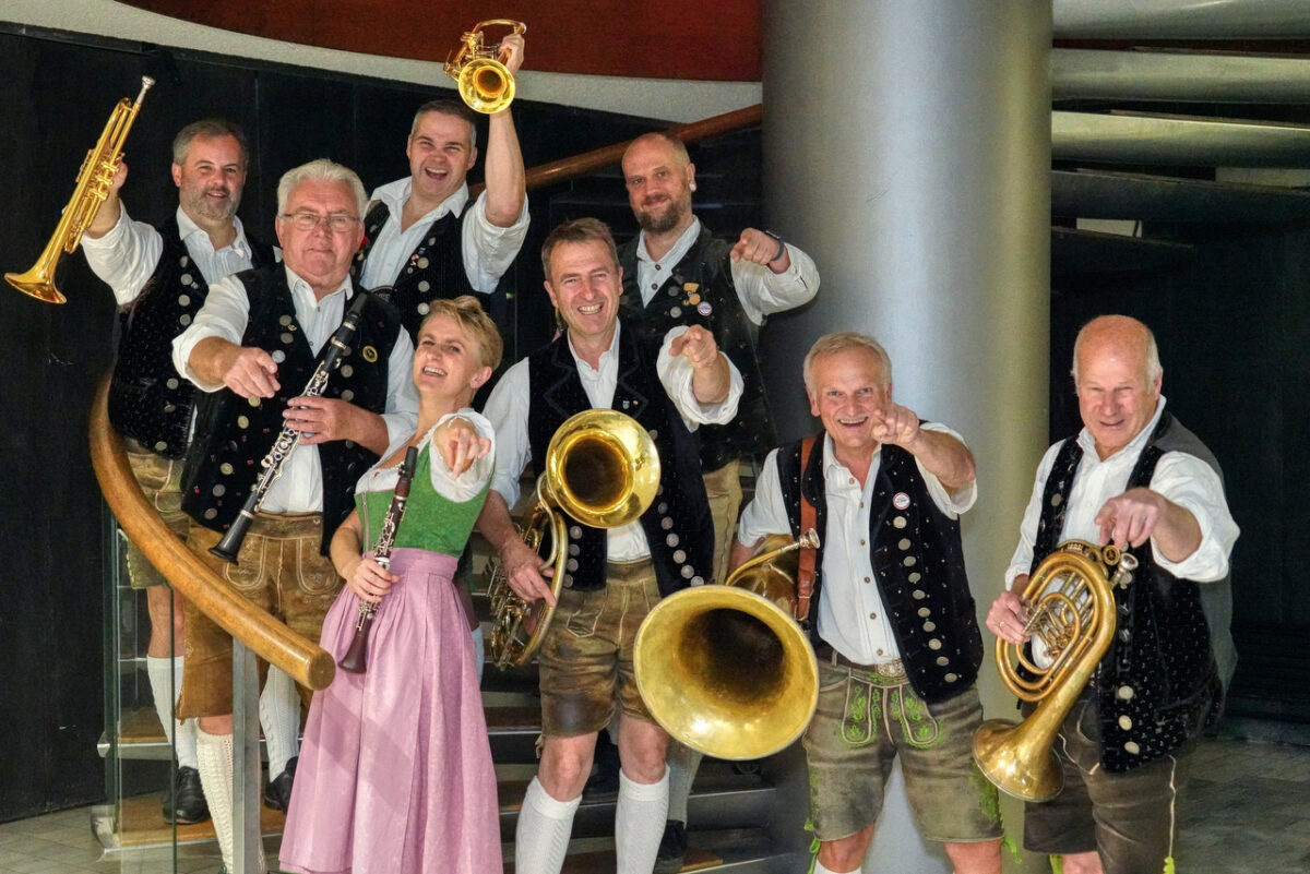 „Blech und Frech“ am Ostermontag – Zünftige Blasmusik und freche Gstanzl im ACC