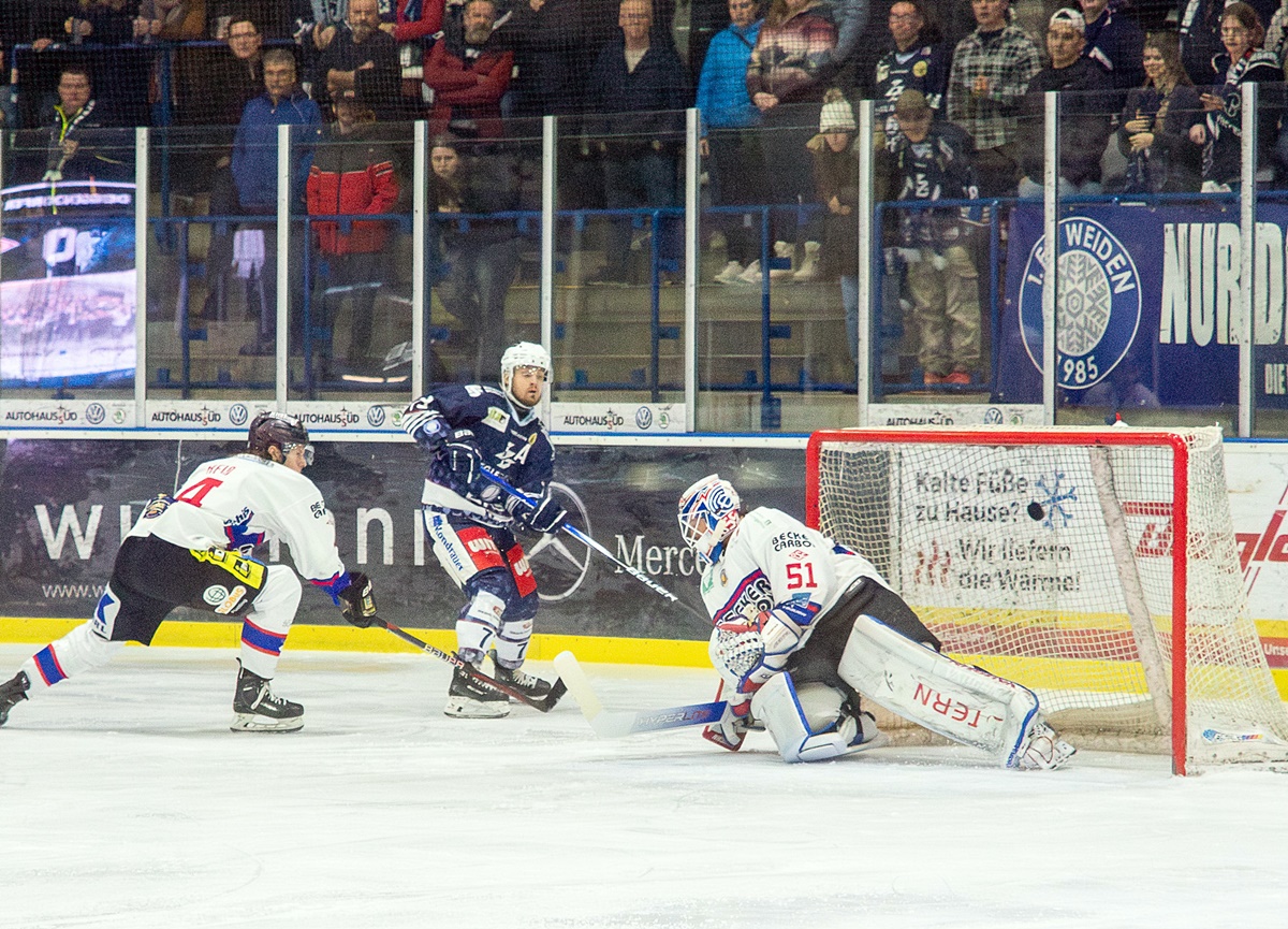 Blue Devils Weiden verlieren knappes Spiel gegen Deggendorf im Penaltyschießen