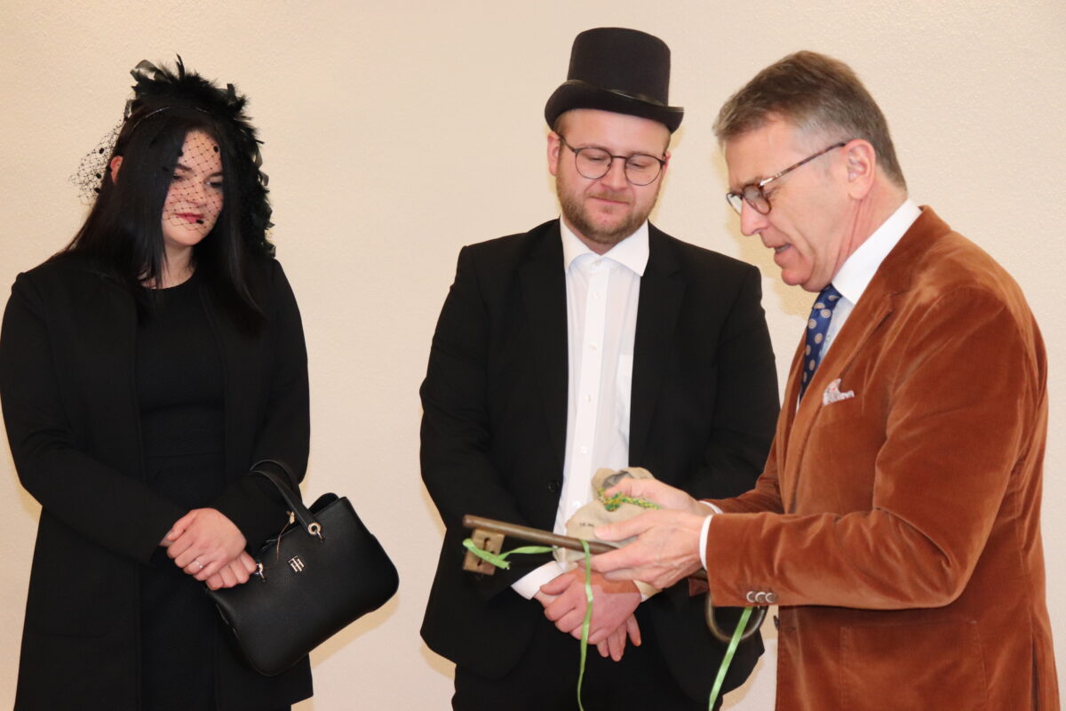 Fasching ade: Tursiana gibt Stadtinsignien zurück