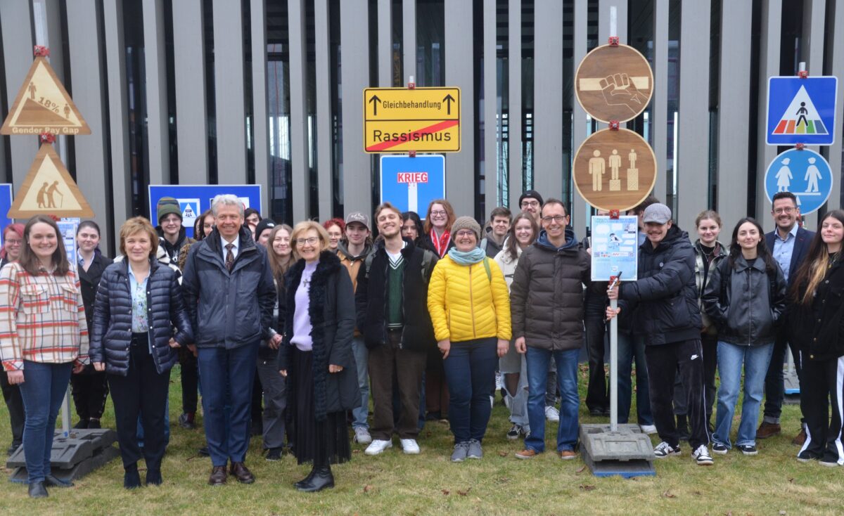„Verkehrsschilder der Gerechtigkeit“ auf dem OTH-Campus