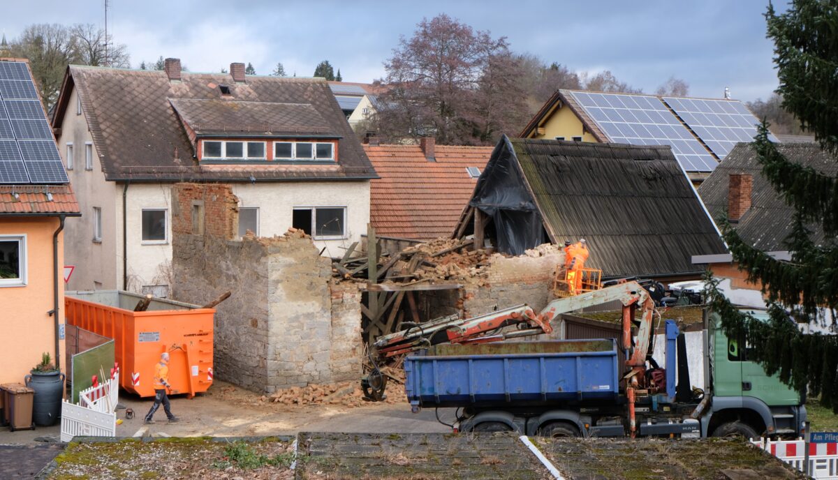 Flosser baufälliges Nebengebäude verschwindet