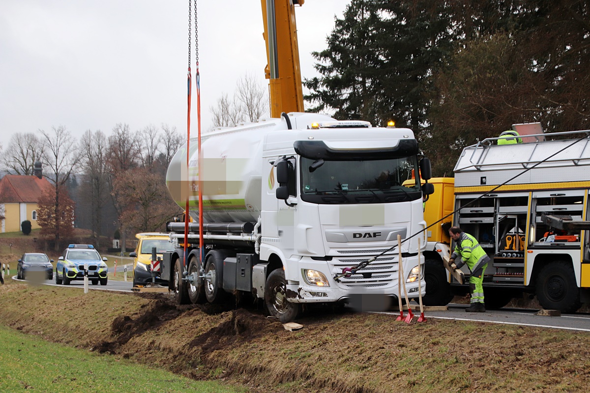 Weidener Lkw fährt sich im Bankett fest: Längere Vollsperrung