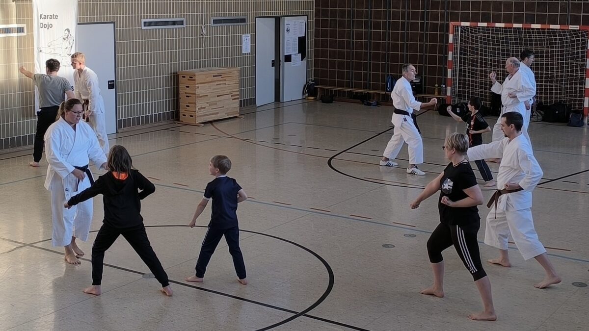 „Lasst uns auf eine Reise gehen“ – Abschluss des Anfängerkurses im Karate Dojo