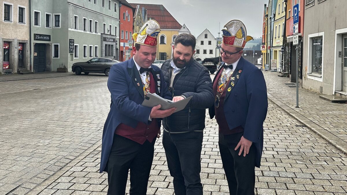 Der größte Faschingszug Ostbayerns: der Schwarze Kater zieht wieder durchs Neustädter Narrenland