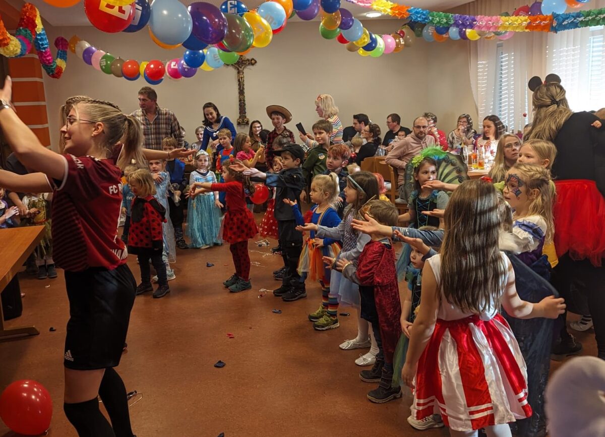 Faschingsfeier im Pfarrheim: Eine bunte Märchenwelt erobert Eslarn