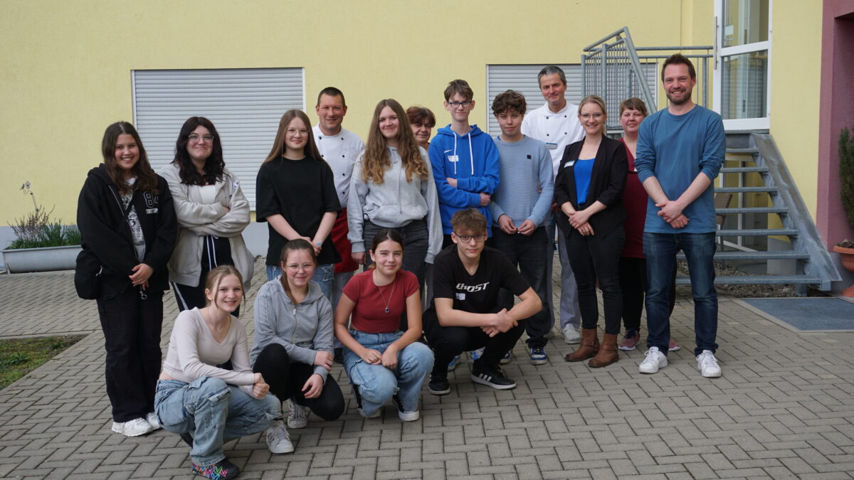 Schüler lernen die verschiedenen Berufe im Seniorenheim Haus Steinwaldblick kennen