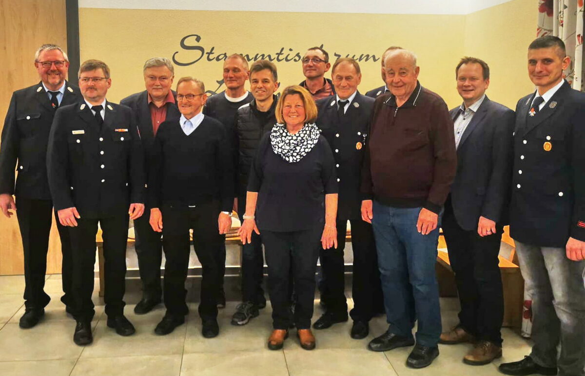 Plössener Feuerwehr ehrt treue Mitglieder