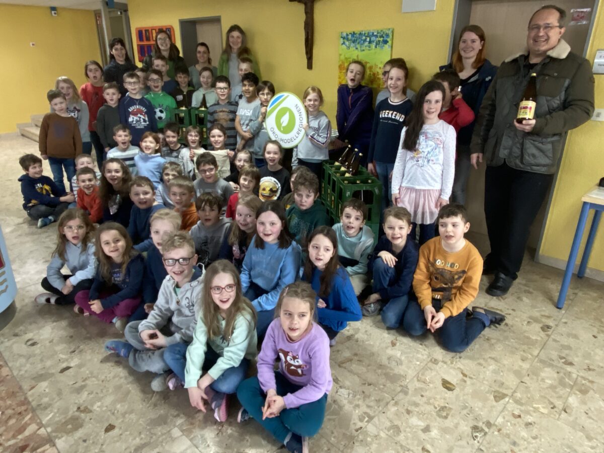 Bio-Streuobst Apfelsaft für die Kinder der Grundschule Tännesberg
