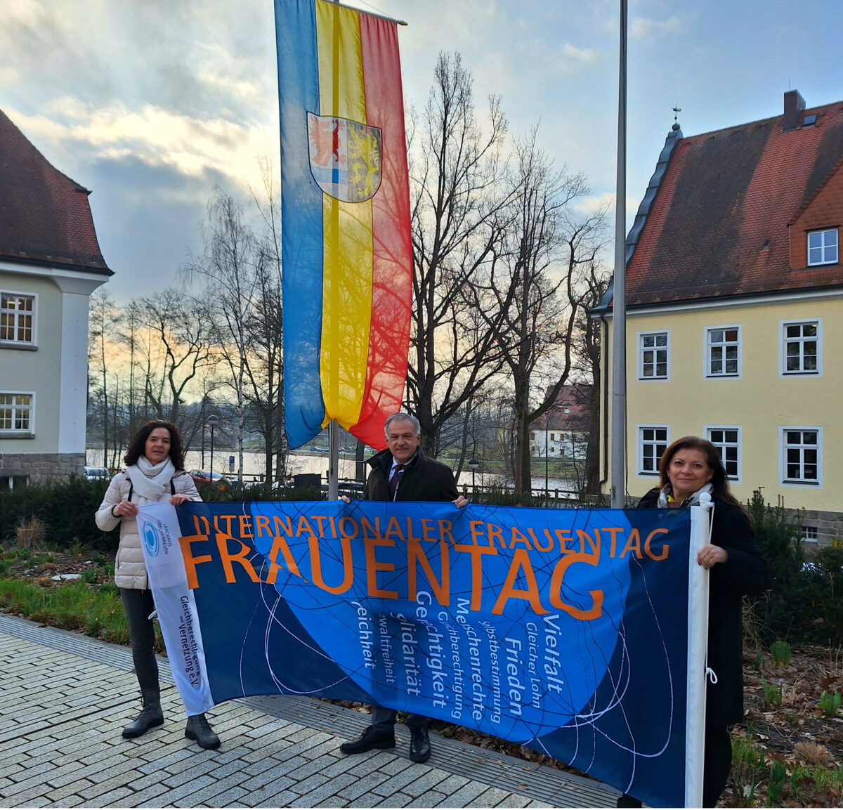 Tirschenreuth hisst Fahne zum Weltfrauentag: Zeichen der Solidarität