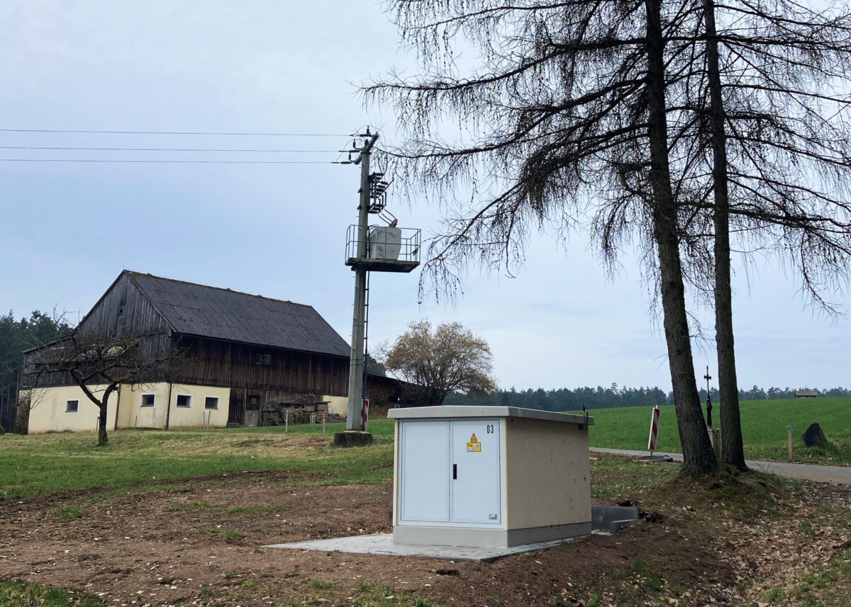 Baustelle für neue Stromleitung zwischen Kirchendemenreuth und Öd wächst