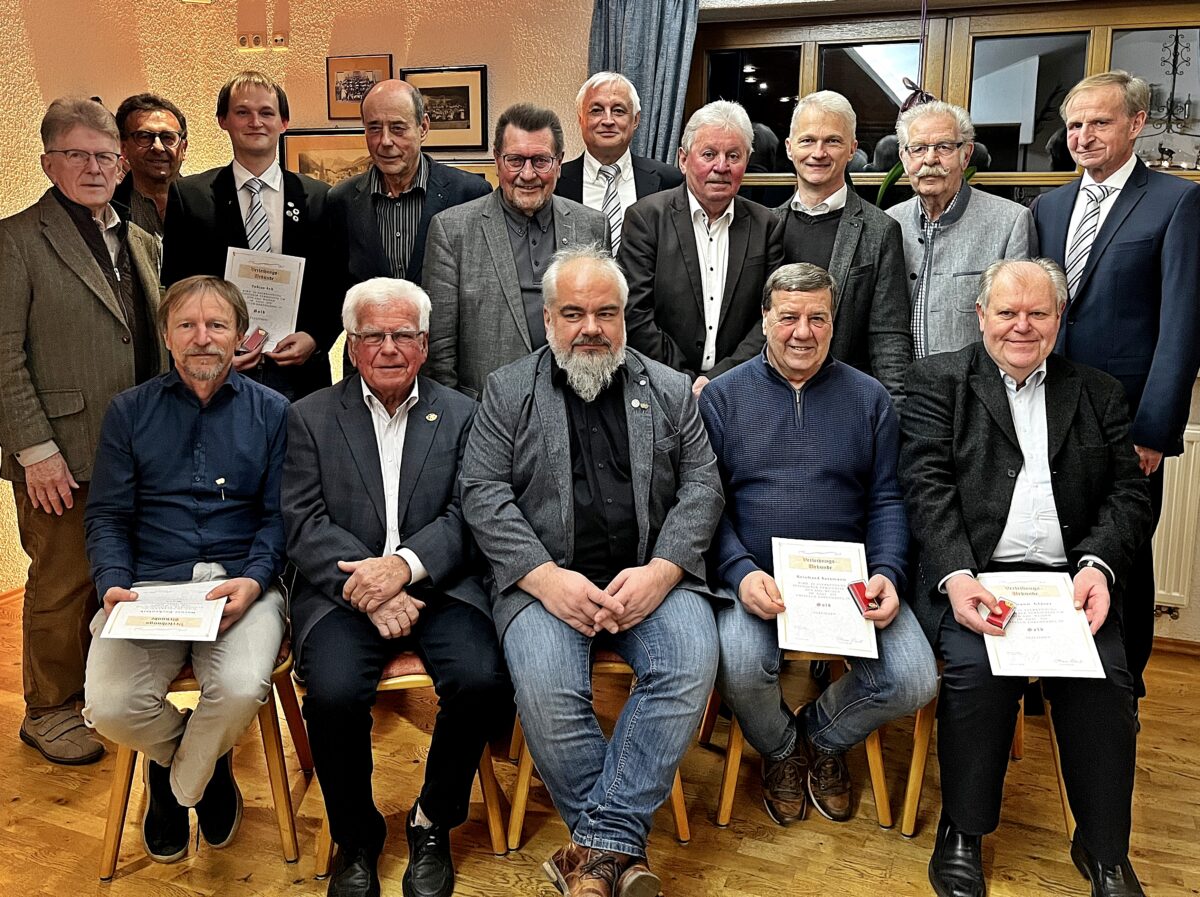 Der Auto- und Motorradclub Weiden ehrt verdiente Mitglieder