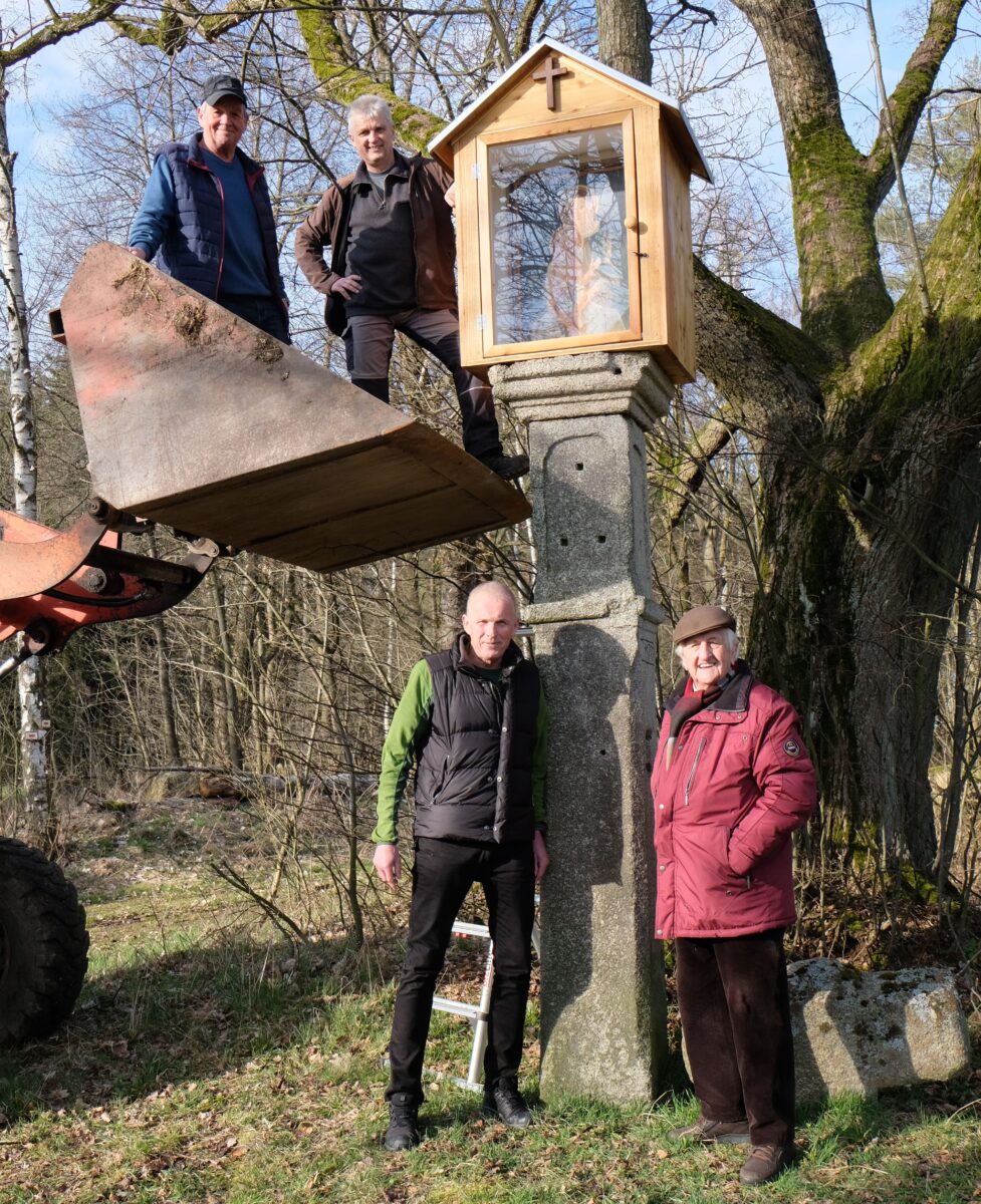 Bildstock bei Fehrsdorf hat neues Holzgebäude