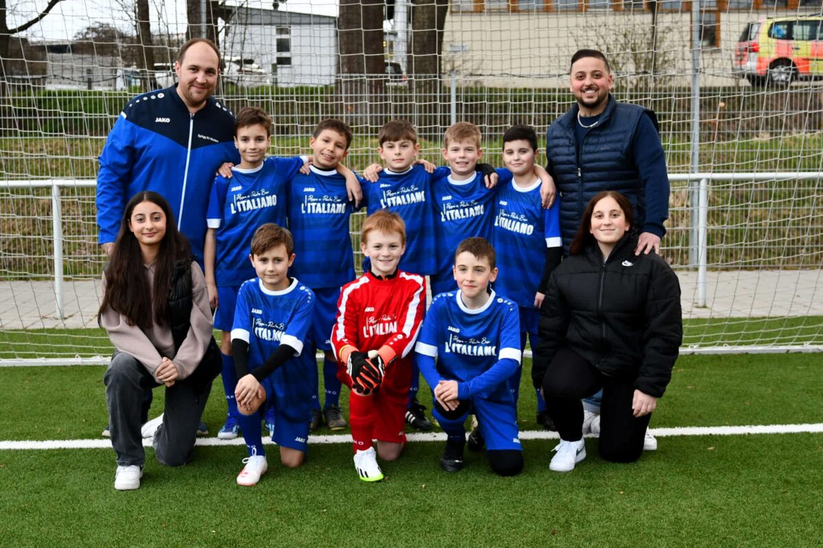 Strahlend blaue Trikots für die SpVgg-Jugend