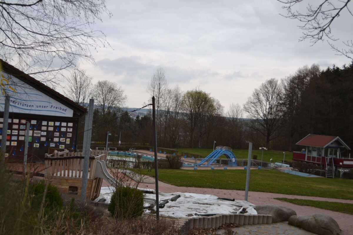 Dunkle Wolken über dem Freibad Windischeschenbach?